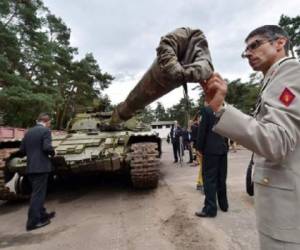 Un agregado militar extranjero acreditado en Ucrania inspecciona un tanque ruso T-64BV expuesto para ese fin por las autoridades este viernes 29 de agosto en Kiev. (Foto: AFP).
