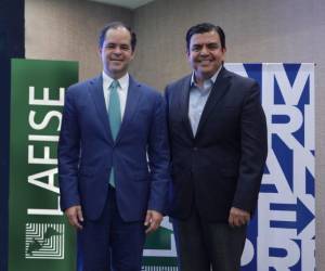 FOTO Gastón Rappaccioli, gerente general Banco LAFISE Costa Rica; Mario Luna, vicepresidente AMEX Centroamérica, México y Caribe. Cortesía Banco LAFISE Costa Rica.