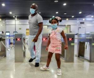 Passengers of the metro wear face masks against the spread of the COVID-19 coronavirus, in Panama City, on April 21, 2020. (Photo by Luis ACOSTA / AFP)