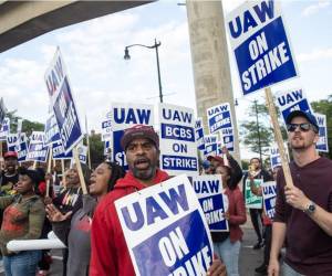 <i>Los empleados de Blue Cross Blue Shield muestran su apoyo a los miembros del sindicato United Auto Workers (UAW) mientras marchan por las calles del centro de Detroit luego de una manifestación el primer día de la huelga del UAW en Detroit, Michigan, el 15 de septiembre de 2023. FOTO MATTHEW HATCHER / AFP</i>