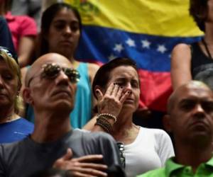 Gente reacciona en una sesión de la Asamblea Nacional en el Parque Miranda en Caracas el 27 de abril, 2017. AFP PHOTO / RONALDO SCHEMIDT