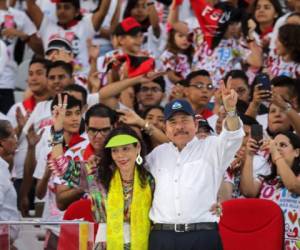 Nicaraguan President Daniel Ortega (R) and his wife, Vice-President Rosario Murillo (L), flash the V sign during the commemoration of the 40th anniversary of the Sandinista Revolution at 'La Fe' square in Managua on July 19, 2019. (Photo by INTI OCON / AFP)
