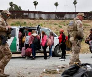 EEUU dice que ingresos de migrantes desde México caen a la mitad