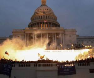 Una explosión causada por la Policía es vista por los simpatizantes del presidente de EE.UU., Donald Trump, en el Capitolio en Washington, el 6 de enero de 2021. Foto REUTERS/Leah Millis