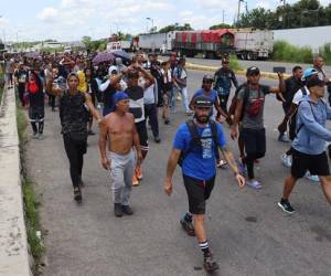 Fotografía de archivo de cientos de migrantes mientras caminan en caravana en el municipio de Tapachula, en el estado de Chiapas (México). EFE/Juan Manuel Blanco