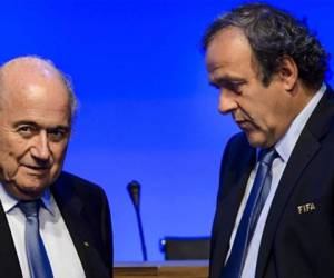 Unos investigadores interrogaron este viernes a Blatter 'en calidad de acusado' y a Platini 'en calidad de persona susceptible de dar informaciones', precisó el comunicado de la justicia suiza.