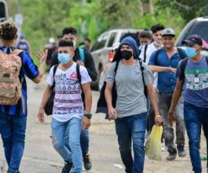 Un grupo de migrantes hondureños salieron de Corinto, Honduras, antes de cruzar la frontera de Guatemala. La meta es llegar a Estados Unidos. (Photo by Wendell ESCOTO / AFP)