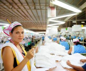 Trabajadora de la industria del vestido en una fábrica en Nicaragua. OIT/MArcel Crozet