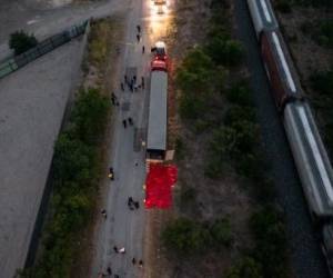 Hallan decenas de migrantes muertos en un camión en Texas