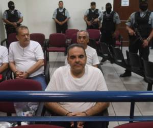 Former Salvadoran President (2004-2009) Elias Antonio Saca, along with six of his collaborators, waits for the judge to arrive in court in San Salvador on May 16, 2018, to face charges of embezzlement and laundering for allegedly diverting 298 million dollars.Saca was arrested in October 2016 with his former private secretary and former communications secretary, among others, suspected of pocketing $246 million in public funds during his 2004-2009 mandate. They have been charged with embezzlement, criminal association and money laundering. / AFP PHOTO / Marvin RECINOS