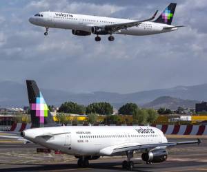 Casi chocan aviones Volaris: Riesgos en torres de control de aeropuertos de México