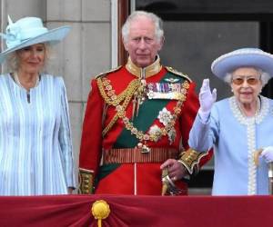 (ARCHIVOS) En esta foto de archivo tomada el 2 de junio de 2022, la reina Isabel II (derecha) de Gran Bretaña se encuentra con Camilla, duquesa de Cornualles (izquierda) de Gran Bretaña y el príncipe Carlos, príncipe de Gales de Gran Bretaña para ver un vuelo especial desde el balcón del Palacio de Buckingham después de la Desfile del cumpleaños de la reina, el Trooping the Colour, como parte de las celebraciones del jubileo de platino de la reina Isabel II, en Londres. . (Foto de Daniel LEAL / AFP)