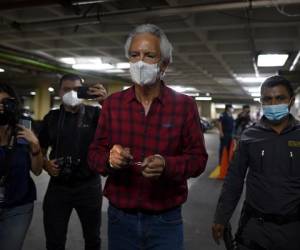 José Rubén Zamora, periodista y presidente del matutino elPeriódico, sale de una audiencia tras su detención, el pasado sábado, en la Torre de Tribunales en Ciudad de Guatemala (Guatemala). EFE/ Edwin Bercián