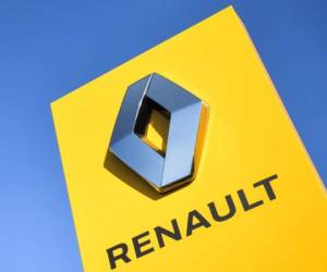 (FILES) This file photograph taken on July 8, 2019, shows the logo of French automobile maker Renault in Savenay, western France. - The Renault group is anticipating a loss of production 'close to 500,000 vehicles over the year' due to the crisis in components, particularly semiconductors, the automobile group announced on October 22, 2021. (Photo by LOIC VENANCE / AFP)