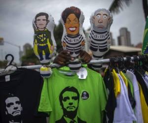 Camisas con la imagen del presidente electro de Brasil Jair Bolsonaro y del juez Sergio Moro junto a muñecos de Lula da Silva y Dilma Rousseff vestidos de presos en Río de Janeiro.