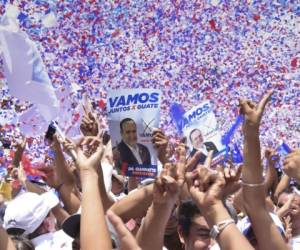 Según una encuesta de la Fundación Libertad y Desarrollo y la firma CID Gallup, Alejandro Giammattei, candidato por el partido Vamos obtiene un 40,60% de las intenciones de voto, mientras que Sandra Torres, de la UNE, 33,40%.