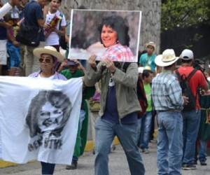 Activistas en la marcha protesta de este 1 de marzo, exigiendo justicia por la muerte de la ambientalista Berta Cáceres, de la que ya casi se cumple un año. (Foto: AFP).