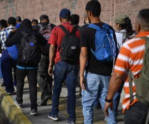 Poco más de 50 migrantes salvadoreños partieron este lunes en una pequeña caravana para llegar a Estados Unidos, en momentos que miles de hondureños intentan realizar el mismo recorrido, constató un periodista de la AFP. Foto AFP