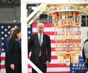 El presidente de EE. UU., Joe Biden, mira una computadora cuántica mientras visita las instalaciones de IBM en Poughkeepsie, Nueva York, el 6 de octubre de 2022. - Foto de MANDEL NGAN / AFP
