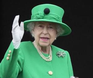 (ARCHIVOS) En esta foto de archivo tomada el 5 de junio de 2022, la reina Isabel II de Gran Bretaña saluda a la multitud desde el balcón del Palacio de Buckingham al final del concurso de platino en Londres como parte de las celebraciones del jubileo de platino de la reina Isabel II. (Foto de Frank Augstein / PISCINA / AFP)