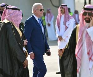 El presidente de los Estados Unidos, Joe Biden, aborda el Air Force One antes de partir del Aeropuerto Internacional Rey Abdulaziz en la ciudad saudita de Jeddah, al final de su primera gira por el Medio Oriente como presidente. (Foto AFP)
