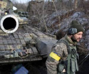 A serviceman of the Ukrainian Military Forces walks in front of a tank following fighting against Russian troops and Russia-backed separatists near Zolote village, Lugansk region on March 6, 2022. - Russia's invasion of Ukraine, now in its eleventh day, has seen more than 1.5 million people flee the country in what the UN has called 'Europe's fastest growing refugee crisis since World War II'. (Photo by Anatolii Stepanov / AFP)