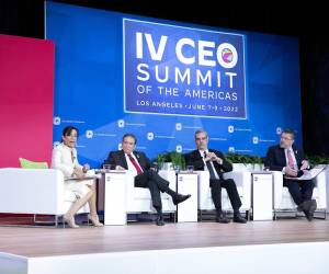 Sherry Bahrambeygui, CEO de PriceSmart, moderó el panel donde participaron: Nito Cortizo, presidente de Panamá, Luis Abinader, presidente de República Dominicana y Rodrigo Chaves, presidente de Costa Rica.