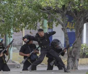 Police officers are deployed in Managua on May 23, 2019 during a national strike called by the opposition Civic Alliance. - Nicaragua's opposition called a 24-hour general strike to increase pressure on the government of President Daniel Ortega to release prisoners as agreed in peace talks between the two sides. (Photo by INTI OCON / AFP)