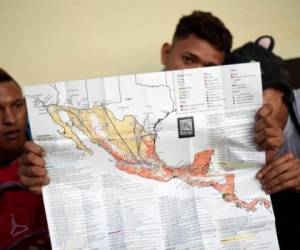 A Honduran migrant holds a map of Central America and Mexico outside the Casa del Migrante (Migrant House) shelter in Guatemala City, on January 17, 2020, on their way to the US. - Mexican President Andres Manuel Lopez Obrador offered 4,000 jobs Friday to migrants in a new caravan currently crossing Central America toward the United States. The caravan, which formed in Honduras this week and is making its way across Guatemala, currently has around 3,000 migrants, Lopez Obrador said. (Photo by Johan ORDONEZ / AFP)
