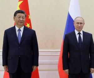El presidente de China, Xi Jinping, y el presidente de Rusia, Vladimir Putin, posan con el presidente de Mongolia durante su reunión trilateral al margen de la cumbre de líderes de la Organización de Cooperación de Shanghai (OCS) en Samarcanda el 15 de septiembre de 2022. (Foto de Alexandr Demyanchuk / SPUTNIK / AFP)