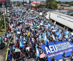 Miles de universitarios marchan hacia la Plaza de la Constitución en una jornada de masivas protestas pacíficas contra la corrupción. AFP PHOTO / Johan Ordoñez.