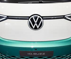 <i>El logotipo del gigante automovilístico alemán Volkswagen (VW) se ve en una camioneta Volkswagen ID Buzz durante la conferencia de prensa anual de la compañía para presentar el informe comercial, el 14 de marzo de 2023 en Berlín. - Volkswagen planea invertir 122 mil millones de euros ($ 130 mil millones) en el cambio hacia los vehículos eléctricos en los próximos años, a medida que se intensifica la batalla por el dominio en el mercado de vehículos eléctricos. (Foto de Odd ANDERSEN / AFP)</i>