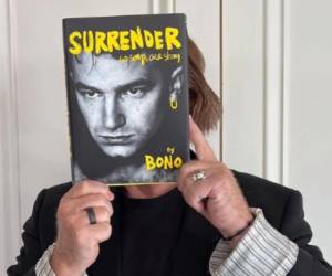 Bono de U2 lanza ‘Surrender’, sus memorias
