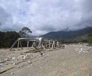 View of the destroyed Santiago bridge due to the heavy rains caused by Hurricane Eta, now degraded to a tropical storm, in Gualan, Zacapa department, 154 km north Guatemala City on November 7, 2020. - Scores of people have died or remain unaccounted for as the remnants of Hurricane Eta unleashed floods and triggered landslides on its deadly march across Central America. (Photo by Johan ORDONEZ / AFP)