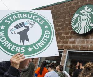 Empleados de Starbucks realizan huelga en más de 100 tiendas de EEUU