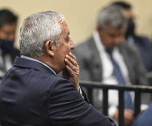 El expresidente guatemalteco (2012-2015), Otto Pérez Molina, escucha su sentencia durante una audiencia en Ciudad de Guatemala, el 7 de diciembre de 2022. (Foto de Johan ORDONEZ / AFP)