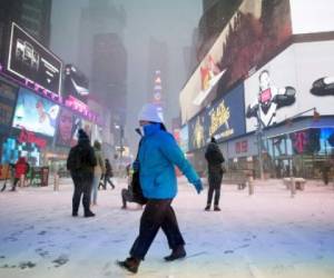 Personas caminan en Times Square durante la tormenta de invierno en Nueva York. AFP PHOTO / Jewel SAMAD
