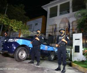 La noche de este domingo la Policía Nacional se tomó la sede de la Organización de los Estados Americanos (OEA) en Managua. Los medios oficialistas indican que se trata de “resguardo” de sus oficinas, pero la entidad califica el hecho de “ocupación ilegítima”.