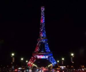 La torre Eiffel dio la bienvenida oficial al astro brasileño Neymar Jr, tras sumarse al equipo parsino tras pagar US$264 millones por su transferencia desde el Barcelona.