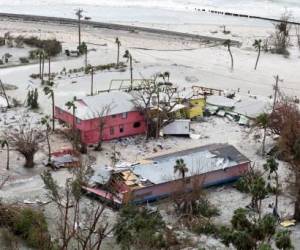 SANIBEL, FLORIDA - 29 DE SEPTIEMBRE: En esta vista aérea, las casas muestran algunos daños después de que el huracán Ian pasara por el área el 29 de septiembre de 2022 en Sanibel, Florida. El huracán trajo fuertes vientos, marejadas ciclónicas y lluvias al área causando daños severos. Joe Raedle/Getty Images/AFP (Foto de JOE RAEDLE/GETTY IMAGES NORTH AMERICA/Getty Images vía AFP)