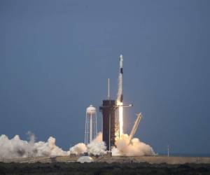 El cohete SpaceX Falcon 9 se lanza al espacio con los astronautas de la NASA Bob Behnken (R) y Doug Hurley a bordo del cohete desde el Centro Espacial Kennedy el 30 de mayo de 2020 en Cabo Cañaveral, Florida. Foto Saúl Martinez / Getty Images / AFP