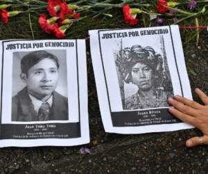 Retratos de desaparecidos durante el conflicto (1960-1996) fueron colocados afuera del juzgado donde se enjuicia al dictador guatemalteco José Efrain Rios Montt.