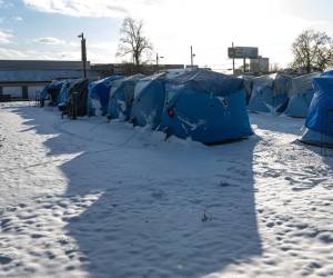 <i>LOUISVILLE, KY - 24 DE DICIEMBRE: Se ve una fila de tiendas de campaña en The Hope Village, un campamento de tiendas de campaña seguro establecido para personas sin hogar, el 24 de diciembre de 2022 en Louisville, Kentucky. Se esperan fuertes precipitaciones invernales y temperaturas 40 grados por debajo del promedio durante el fin de semana de Navidad en gran parte de los Estados Unidos. Jon Cherry/Getty Images/AFP (Foto de Jon Cherry/GETTY IMAGES NORTH AMERICA/Getty Images vía AFP)</i>