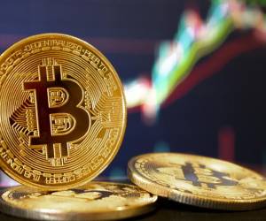Bitcoin avanza contracorriente y aumenta su valor un 18 %