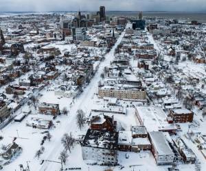 <i>FOTO: La nieve cubre la ciudad en esta fotografía aérea de un dron en Buffalo, Nueva York, el 25 de diciembre de 2022. Los equipos de emergencia de EE. UU. contaron los sombríos costos de una colosal tormenta invernal que trajo el caos navideño a millones, especialmente en el oeste de Nueva York, muy afectado.Joed Viera / AFP</i>