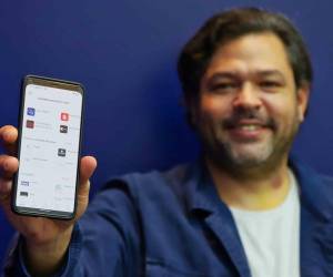 Entrevista al salvadoreño, Carlos Jovel, desarrollador de plataformas digitales de consumo (APP), muestra el home de Luuk App, en San Salvador, El Salvador. Revista Estrategia &amp; Negocios/ Salvador Melendez