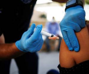 A healthcare worker from the El Paso Fire Department administers the Moderna vaccine against the coronavirus disease (COVID-19) at a vaccination centre near the Santa Fe International Bridge, in El Paso, Texas, U.S May 7, 2021. Picture taken May 7, 2021. REUTERS/Jose Luis Gonzalez