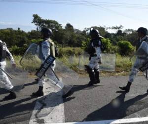 La policía militar camina por una carretera desde Ciudad Hidalgo hasta Tapachula, estado de Chiapas, México. FOTO ALFREDO ESTRELLA / AFP