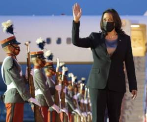 La vicepresidenta de Estados Unidos, Kamala Harris, saluda a su llegada al Aeropuerto Internacional La Aurora en la ciudad de Guatemala el 6 de junio de 2021. (FOTO JIM WATSON / AFP)