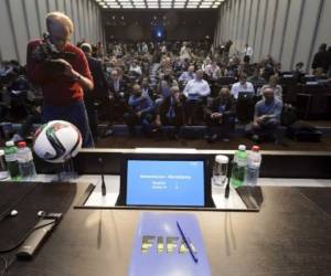 Periodistas aguardan la conferencia de prensa que ofrecerá esta mañana la directiva de FIFA en Suiza. (Foto: AFP)